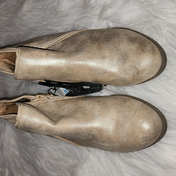 New Time & Tru Gold Ankle Boots, NWT, Size 8W - Picture 6 of 7